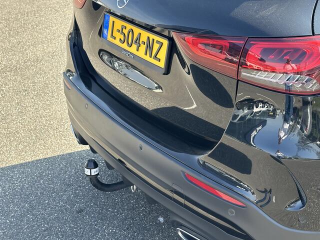 Mercedes-Benz GLA-KLASSE 180 AMG Line l Trekhaak l Camera l Whitescreen l Sfeerverlichting l Lightpakket l Led koplampen l MBUX l Carbon inleg l Tempomaat l