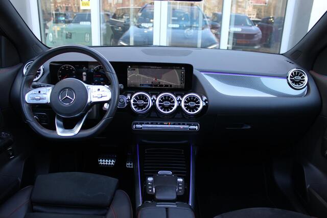 Mercedes-Benz GLA-KLASSE 250 e AMG LINE | SFEER VERLICHTING | PANORAMISCH SCHUIF/KANTEL DAK | MULTI BEAM LED KOPLAMPEN | APPLE CARPLAY/ANDROID AUTO | ACHTERUITRIJ CAMERA | 19" LICHTMETALEN VELGEN | STOEL VERWARMING | NAVIGATIE | PARKEERSENSOREN VOOR EN ACHTER | KEYLESS ENTRY/STAR