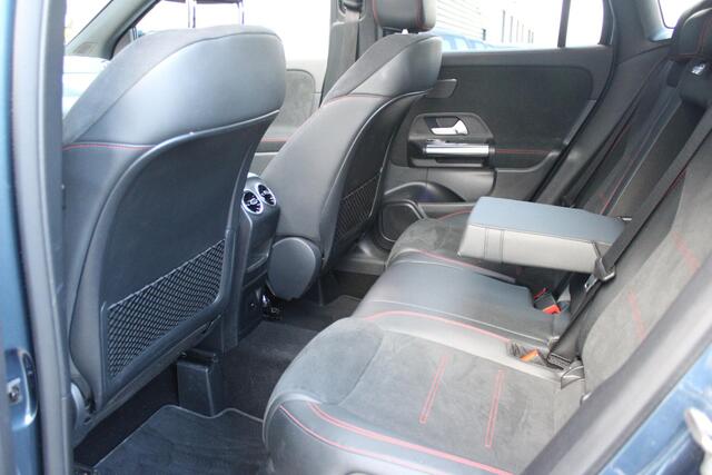 Mercedes-Benz GLA-KLASSE 250 e AMG LINE | SFEER VERLICHTING | PANORAMISCH SCHUIF/KANTEL DAK | MULTI BEAM LED KOPLAMPEN | APPLE CARPLAY/ANDROID AUTO | ACHTERUITRIJ CAMERA | 19" LICHTMETALEN VELGEN | STOEL VERWARMING | NAVIGATIE | PARKEERSENSOREN VOOR EN ACHTER | KEYLESS ENTRY/STAR