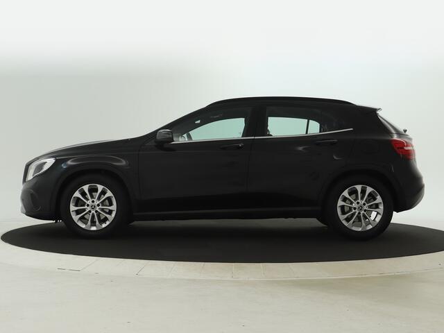 Mercedes-Benz GLA-KLASSE 180 Business Solution Style | Keyless Go | Stoelverwarming | Parkeerpakket met Camera | LED | Cruise Controle | Inclusief 24 maanden Mercedes-Benz Certified garantie voor Europa.