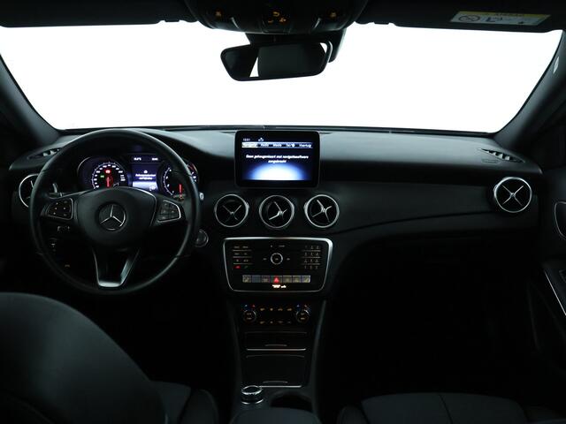 Mercedes-Benz GLA-KLASSE 180 Business Solution Style | Keyless Go | Stoelverwarming | Parkeerpakket met Camera | LED | Cruise Controle | Inclusief 24 maanden Mercedes-Benz Certified garantie voor Europa.