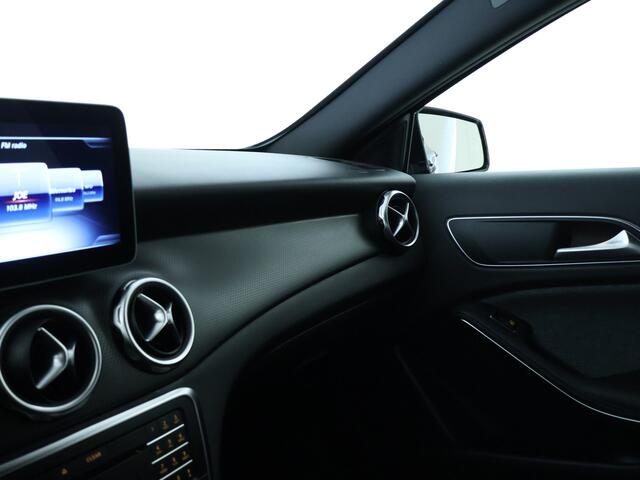 Mercedes-Benz GLA-KLASSE 180 Business Solution Style | Keyless Go | Stoelverwarming | Parkeerpakket met Camera | LED | Cruise Controle | Inclusief 24 maanden Mercedes-Benz Certified garantie voor Europa.