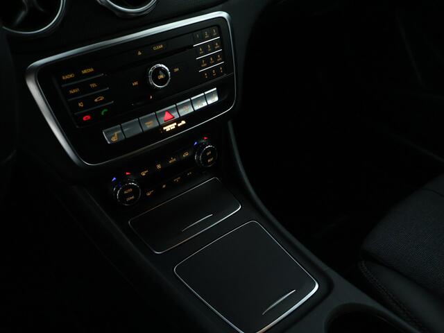 Mercedes-Benz GLA-KLASSE 180 Business Solution Style | Keyless Go | Stoelverwarming | Parkeerpakket met Camera | LED | Cruise Controle | Inclusief 24 maanden Mercedes-Benz Certified garantie voor Europa.