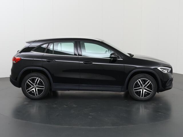 Mercedes-Benz GLA-KLASSE 250 e Luxury Line | Distronic | Achteruitrijcamera | Keyless | Sfeerverlichting |