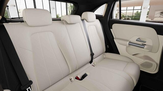 Mercedes-Benz GLA-KLASSE 250 e Luxury Line | Beige bekleding | Panoramadak | Trekhaak |