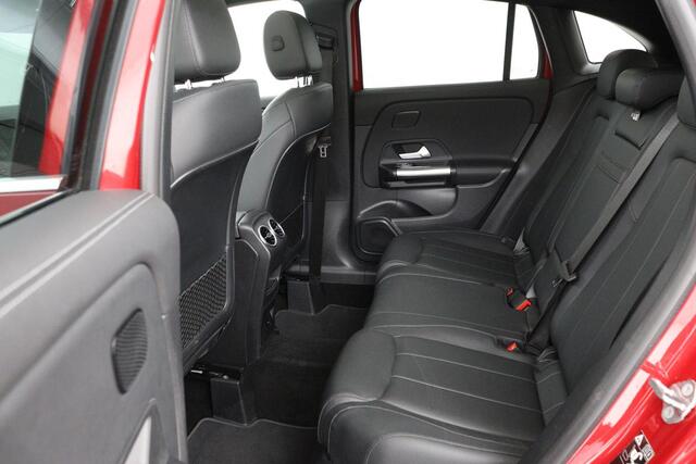 Mercedes-Benz GLA-KLASSE 250e Business Solution Luxury Limited | Panoramadak | Adaptive cruise | Trekhaak | Leder | Stoelverwarming | Matrix LED | Memory | Camera | Navigatie | Park Assist | Sfeerverlichting