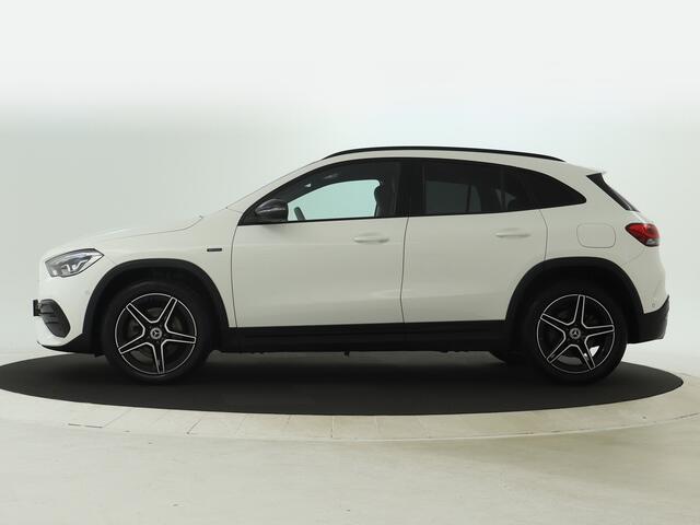 Mercedes-Benz GLA-KLASSE 250 e AMG Plug-In Hybride | AMG Line | Night Pakket | Distronic | Dodehoek Assist | Led koplampen | Sfeerverlichting | Inclusief 24 maanden MB Certified garantie voor Europa.