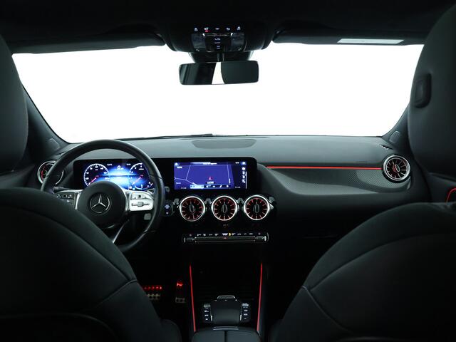 Mercedes-Benz GLA-KLASSE 180 Business Solution AMG | Sfeerverlichting | Panoramadak | Elektrische Stoelen | Inclusief 24 maanden MB Certified garantie voor Europa.