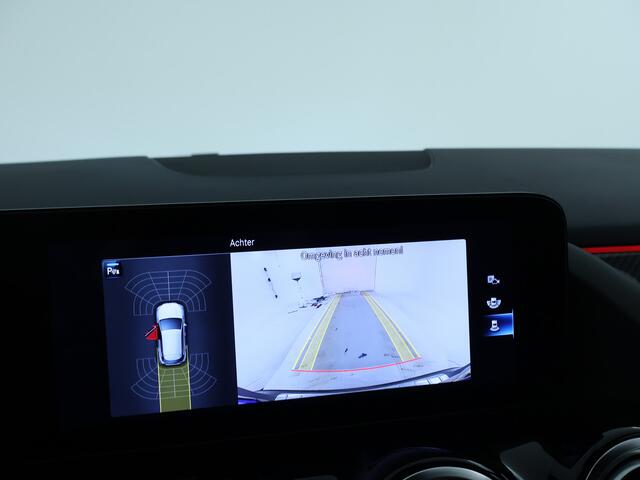 Mercedes-Benz GLA-KLASSE 180 Business Solution AMG | Sfeerverlichting | Panoramadak | Elektrische Stoelen | Inclusief 24 maanden MB Certified garantie voor Europa.