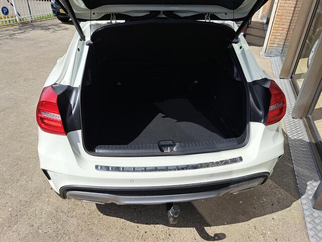 Mercedes-Benz GLA-KLASSE 250 Prestige AMG Panoramadak 20 Inch velgen Navigatie Alcantara