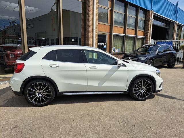 Mercedes-Benz GLA-KLASSE 250 Prestige AMG Panoramadak 20 Inch velgen Navigatie Alcantara