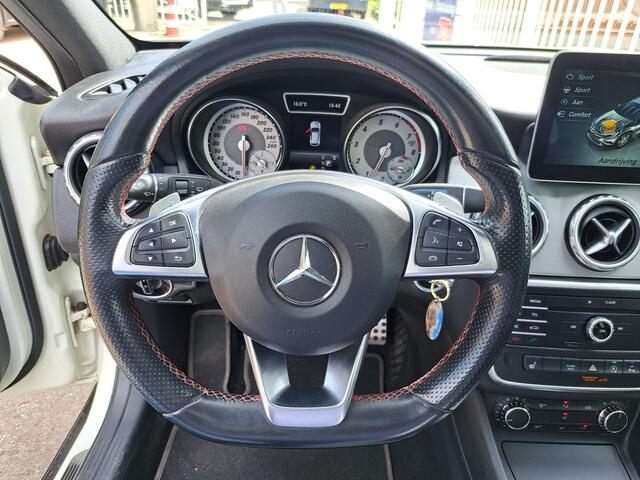 Mercedes-Benz GLA-KLASSE 250 Prestige AMG Panoramadak 20 Inch velgen Navigatie Alcantara