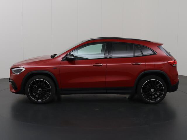 Mercedes-Benz GLA-KLASSE 250 e AMG Premium Plus | Ele. verstelbare stoelen + Geheugen | Panoramadak | Camera | WideScreen | Sfeerverlichting | Ele. bedienbaar kofferdeksel |