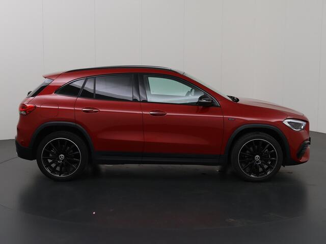 Mercedes-Benz GLA-KLASSE 250 e AMG Premium Plus | Ele. verstelbare stoelen + Geheugen | Panoramadak | Camera | WideScreen | Sfeerverlichting | Ele. bedienbaar kofferdeksel |