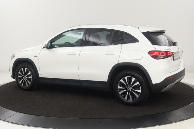 Mercedes-Benz GLA-KLASSE 250e Style | Adaptive cruise | Carplay | Stoelverwarming | Camera | Half leder | Full LED | Park Assist | Widescreen | Climate control