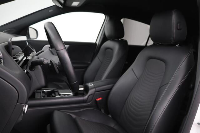 Mercedes-Benz GLA-KLASSE 250e Style | Adaptive cruise | Carplay | Stoelverwarming | Camera | Half leder | Full LED | Park Assist | Widescreen | Climate control