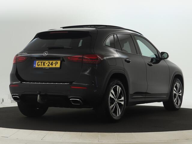 Mercedes-Benz GLA-KLASSE 250 e Face Lift Nightpakket | Trekhaak | Panoramadak | 11 kW Laden | Stuur- en Stoelverwarming | Inclusief 24 maanden Mercedes-Benz Certified garantie voor Europa.