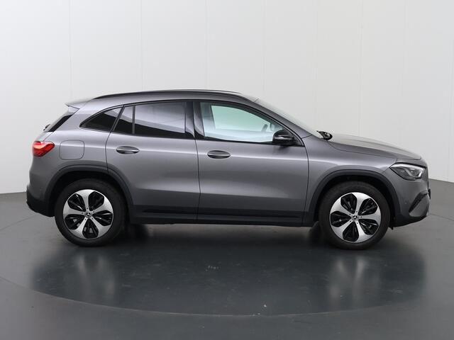 Mercedes-Benz GLA-KLASSE 250e Luxury Line | Winter pakket | 19" lichtmetalen velgen | Multibeam | Stoelverwarming