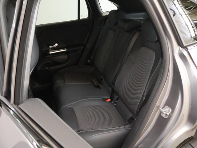 Mercedes-Benz GLA-KLASSE 250e Luxury Line | Winter pakket | 19" lichtmetalen velgen | Multibeam | Stoelverwarming