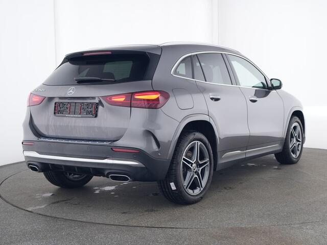 Mercedes-Benz GLA-KLASSE 250 e AMG Face Lift Plug-In Hybride AMG Line | Sfeerverlichting | Dodehoek Assist | 11 kW Laden | Stuur en Stoelverwarming. Inclusief 24 maanden MB Certified garantie voor Europa.