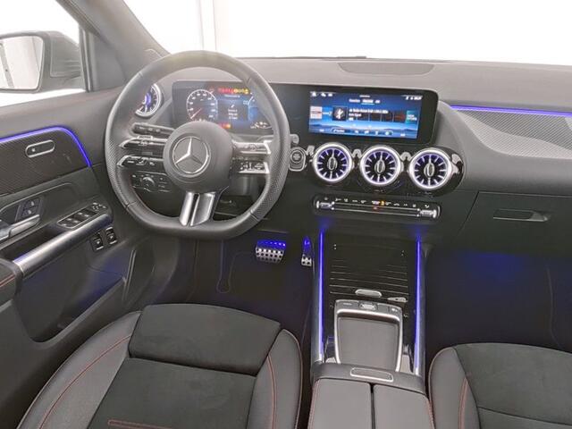 Mercedes-Benz GLA-KLASSE 250 e AMG Face Lift Plug-In Hybride AMG Line | Sfeerverlichting | Dodehoek Assist | 11 kW Laden | Stuur en Stoelverwarming. Inclusief 24 maanden MB Certified garantie voor Europa.