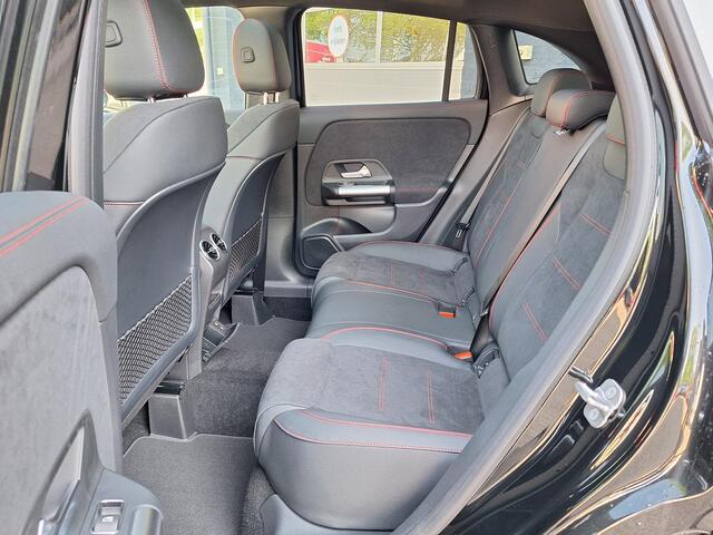 Mercedes-Benz GLA-KLASSE 180 Star Edition AMG LIMITED | Nightpakket | Panoramadak | Dodehoekassistent | Apple CarPlay | Android Auto | Sfeerverlichting | Stoelverwarming | Parkeersensoren | Achteruitrijcamera | Elektrisch inklapbare buitenspiegels