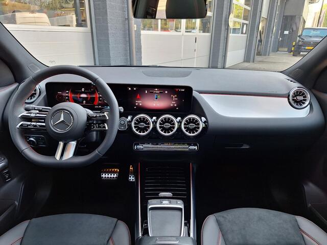 Mercedes-Benz GLA-KLASSE 180 Star Edition AMG LIMITED | Nightpakket | Panoramadak | Dodehoekassistent | Apple CarPlay | Android Auto | Sfeerverlichting | Stoelverwarming | Parkeersensoren | Achteruitrijcamera | Elektrisch inklapbare buitenspiegels