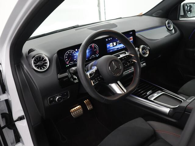 Mercedes-Benz GLA-KLASSE 250 e AMG Line | Panoramadak | Keyless | Achteruitrijcamera | Sfeerverlichting | Stoelverwarming |