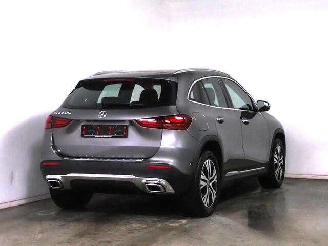 Mercedes-Benz GLA-KLASSE 250 e Face Lift Plug-In Hybride Lederen Bekleding | Sfeerverlichting | 11kW Laden | Distronic | Stuur en Stoelverwarming. Inclusief 24 maanden Mercedes-Benz Certified garantie voor Europa.