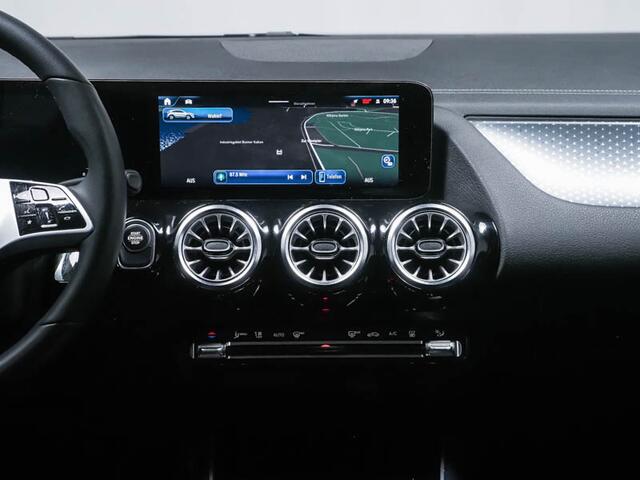 Mercedes-Benz GLA-KLASSE 250 e Face Lift Plug-In Hybride Lederen Bekleding | Sfeerverlichting | 11kW Laden | Distronic | Stuur en Stoelverwarming. Inclusief 24 maanden Mercedes-Benz Certified garantie voor Europa.