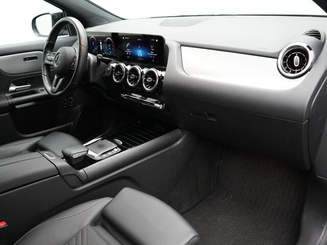 Mercedes-Benz GLA-KLASSE 250 e Style Plug In Hybrid 218pk Dealer O.H PHEV | Trekhaak af Fabriek | Camera | Widescreen Navi | Apple Carplay | BLIS | Parkassist | Sportstoelen Verwarmd |