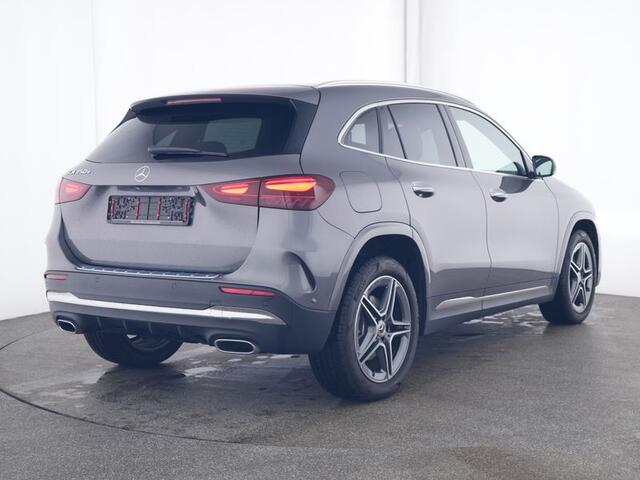 Mercedes-Benz GLA-KLASSE 250 e AMG Face Lift Plug-In Hybride AMG Line Advanced Plus | Panorama Schuif-Kanteldak | Dfeerverlichting | Dodehoek Assist | Stuur en Stoelverwarming. Inclusief 24 maanden Mercedes-Benz Certified garantie voor Europa.