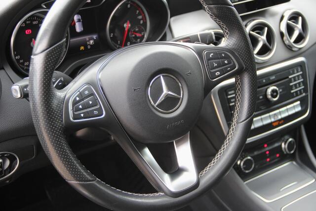 Mercedes-Benz GLA-KLASSE 200 Premium Pano-dak | Trekhaak | Xenon-LED | Navi | ECC | PDC | Cruise | Half-Leder | Sportstoelen | Stoelverw | LMV18'' | Goede banden | Zeer nette