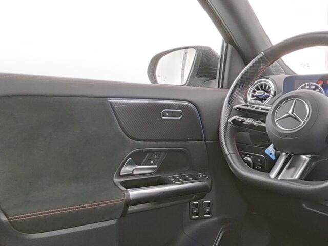 Mercedes-Benz GLA-KLASSE 250 e AMG Face Lift Plug-In Hybride | AMG Line | Sfeerverlichting | Dosehoek Assist | Multi beam LED koplampen | Stuur en Steolverwarming | Inclusief 24 maanden Mercedes-Benz Certified garantie voor Europa.