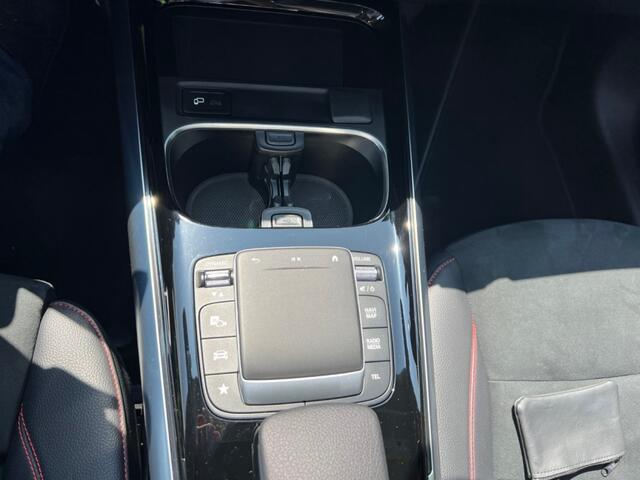 Mercedes-Benz GLA-KLASSE GLA 250e AMG int + ext Pano dak