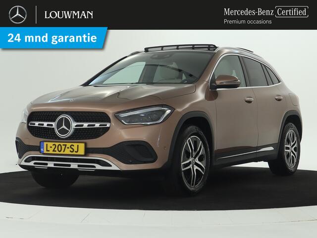 Mercedes-Benz GLA-KLASSE 180 Luxury | Panorama schuif/kanteldak | Keyless Go | Adaptive Cruise Control Spiegel pakket | Park pilot + achtercamera | Privacy Glass | Beige lederlook Inclusief 24 maanden Mercedes-Benz Certified garantie voor Europa.