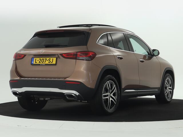 Mercedes-Benz GLA-KLASSE 180 Luxury | Panorama schuif/kanteldak | Keyless Go | Adaptive Cruise Control Spiegel pakket | Park pilot + achtercamera | Privacy Glass | Beige lederlook Inclusief 24 maanden Mercedes-Benz Certified garantie voor Europa.