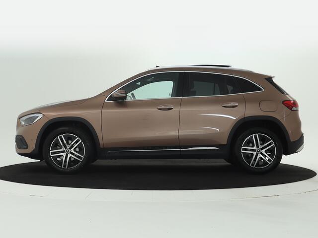 Mercedes-Benz GLA-KLASSE 180 Luxury | Panorama schuif/kanteldak | Keyless Go | Adaptive Cruise Control Spiegel pakket | Park pilot + achtercamera | Privacy Glass | Beige lederlook Inclusief 24 maanden Mercedes-Benz Certified garantie voor Europa.