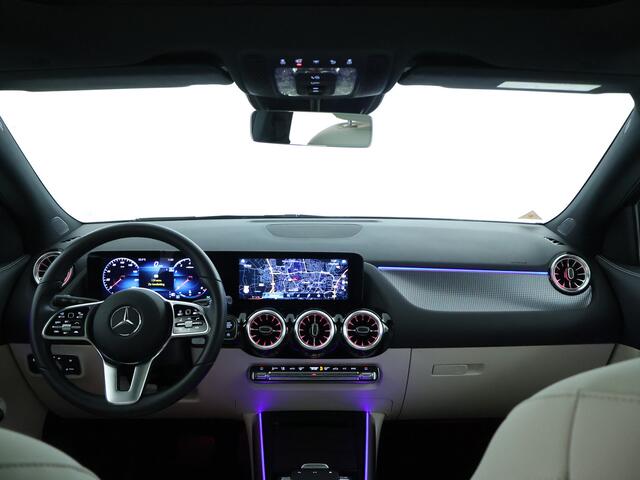 Mercedes-Benz GLA-KLASSE 180 Luxury | Panorama schuif/kanteldak | Keyless Go | Adaptive Cruise Control Spiegel pakket | Park pilot + achtercamera | Privacy Glass | Beige lederlook Inclusief 24 maanden Mercedes-Benz Certified garantie voor Europa.