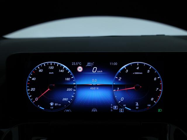 Mercedes-Benz GLA-KLASSE 180 Luxury | Panorama schuif/kanteldak | Keyless Go | Adaptive Cruise Control Spiegel pakket | Park pilot + achtercamera | Privacy Glass | Beige lederlook Inclusief 24 maanden Mercedes-Benz Certified garantie voor Europa.