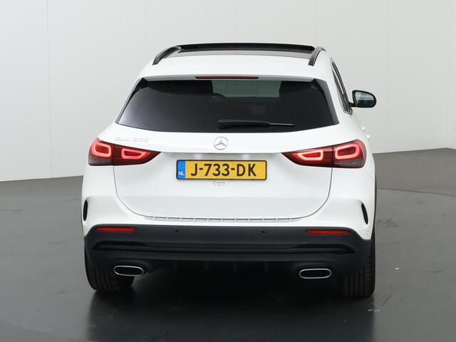 Mercedes-Benz GLA-KLASSE 200 AMG Line | Panoramadak | Night | Widescreen | Multispaaks velgen | Achteruitrijcamera |