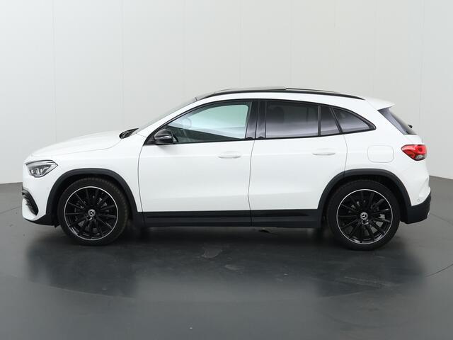 Mercedes-Benz GLA-KLASSE 200 AMG Line | Panoramadak | Night | Widescreen | Multispaaks velgen | Achteruitrijcamera |
