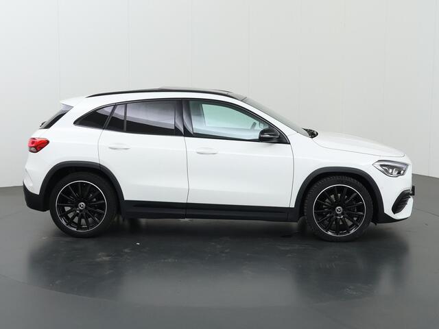 Mercedes-Benz GLA-KLASSE 200 AMG Line | Panoramadak | Night | Widescreen | Multispaaks velgen | Achteruitrijcamera |