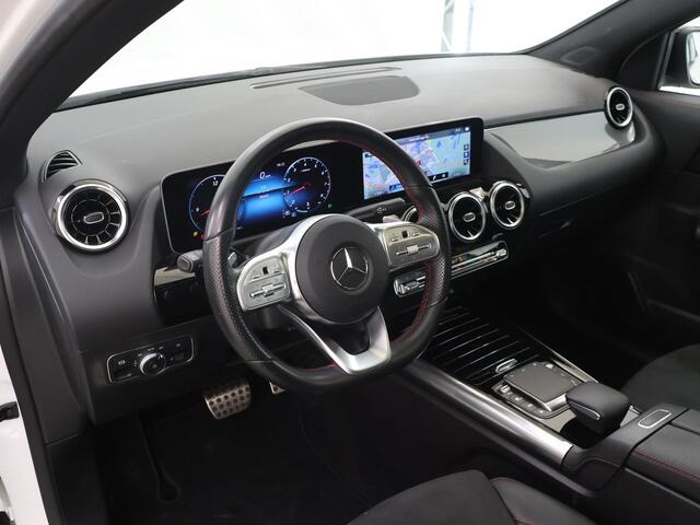 Mercedes-Benz GLA-KLASSE 200 AMG Line | Panoramadak | Night | Widescreen | Multispaaks velgen | Achteruitrijcamera |