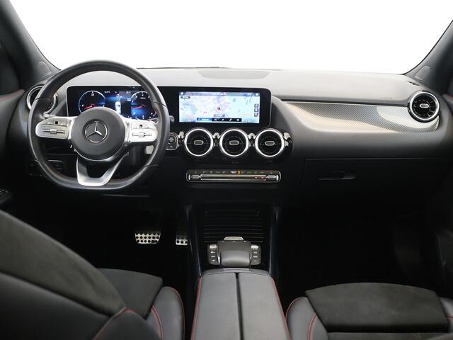 Mercedes-Benz GLA-KLASSE 200 AMG Line | Panoramadak | Night | Widescreen | Multispaaks velgen | Achteruitrijcamera |