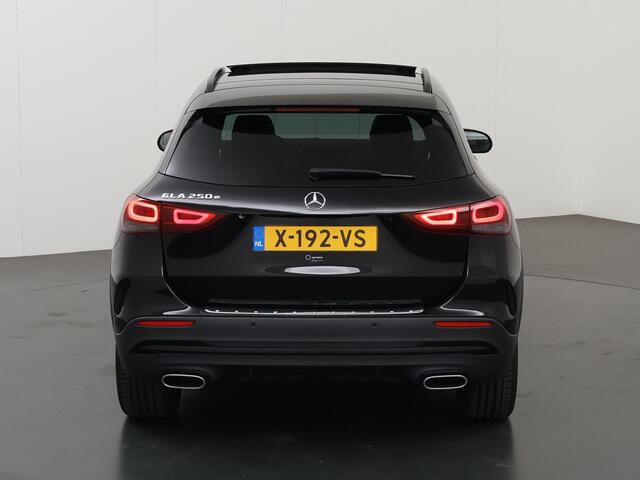 Mercedes-Benz GLA-KLASSE 250 e AMG Line | Night | Panoramadak | 360 graden camera | Stoelverwarming |