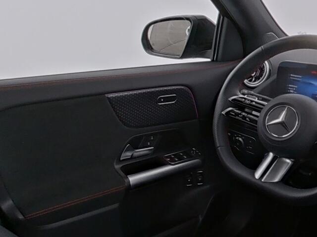 Mercedes-Benz GLA-KLASSE 250 e AMG Face Lift Plug-In Hybride | AMG Line Premium | Night Pakket | Panorama Schuif-Kanteldak | Multi Beam koplampen | Stoel en Stuurverwarming | Inclusief 24 maanden MB Certified garantie voor Europa.