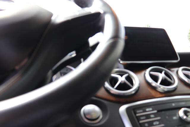 Mercedes-Benz GLA-KLASSE 250 Ambition. Panoramadak, Wegklapbare trekhaak. 19"lm velgen.