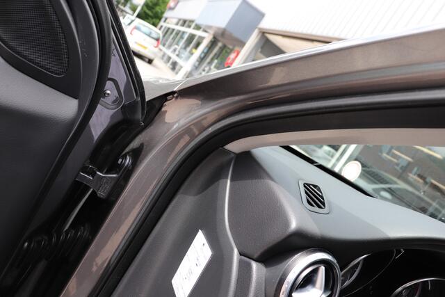Mercedes-Benz GLA-KLASSE 250 Ambition. Panoramadak, Wegklapbare trekhaak. 19"lm velgen.
