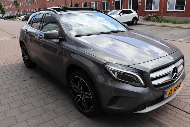 Mercedes-Benz GLA-KLASSE 250 Ambition. Panoramadak, Wegklapbare trekhaak. 19"lm velgen.